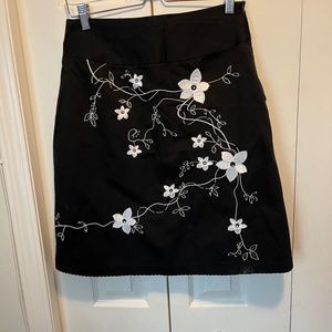 Off limits size 6 embroidered skirt